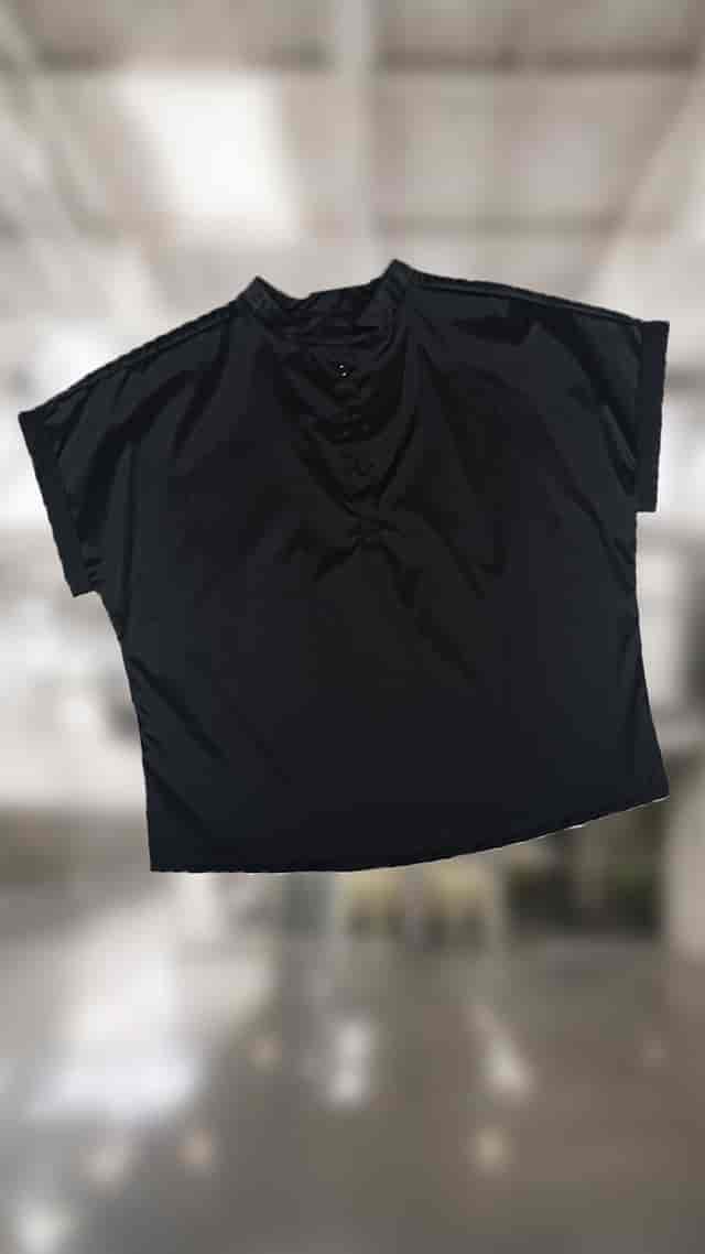 Blusa negra antifluido