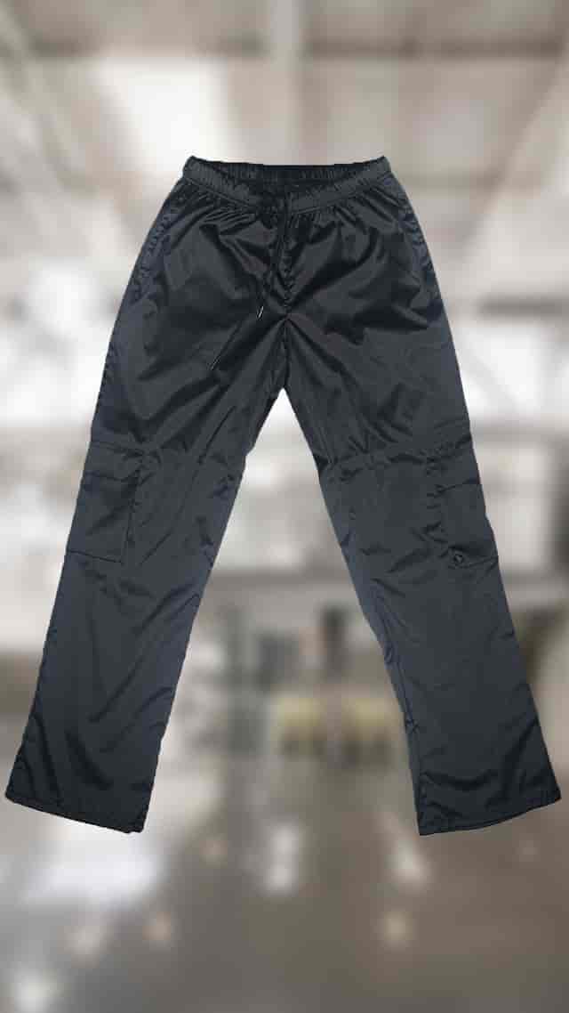 Pantalon negra antifluido